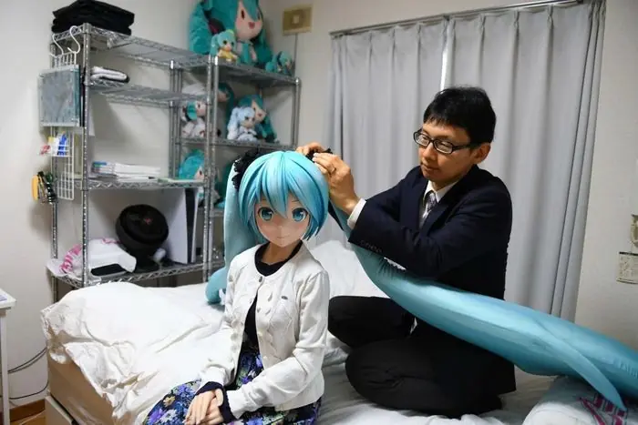  Kondo vẫn dành nhiều tình cảm cho người vợ ảo. Ảnh: The New York Times. 