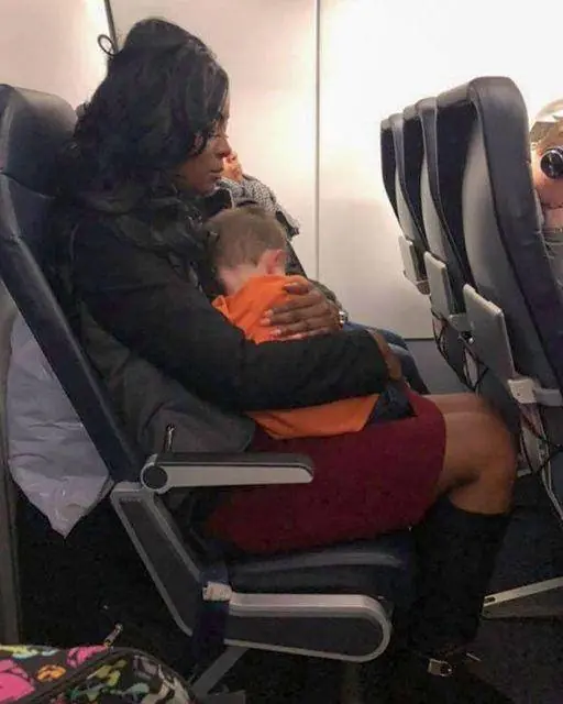 HE CRAWLED INTO MY LAP MID-FLIGHT—AND NO ONE CAME TO CLAIM HIM