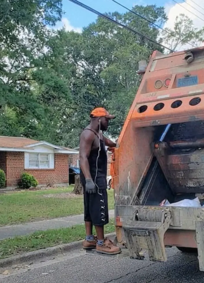 HE RETURNED HER TRASH CAN EVERY WEEK—BUT TODAY, SOMETHING WAS DIFFERENT