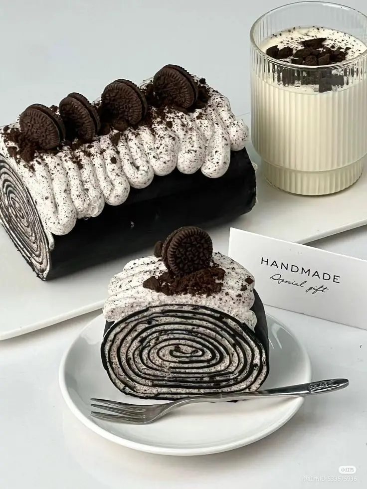 🍪 Cookies & Cream Swiss Roll Cake