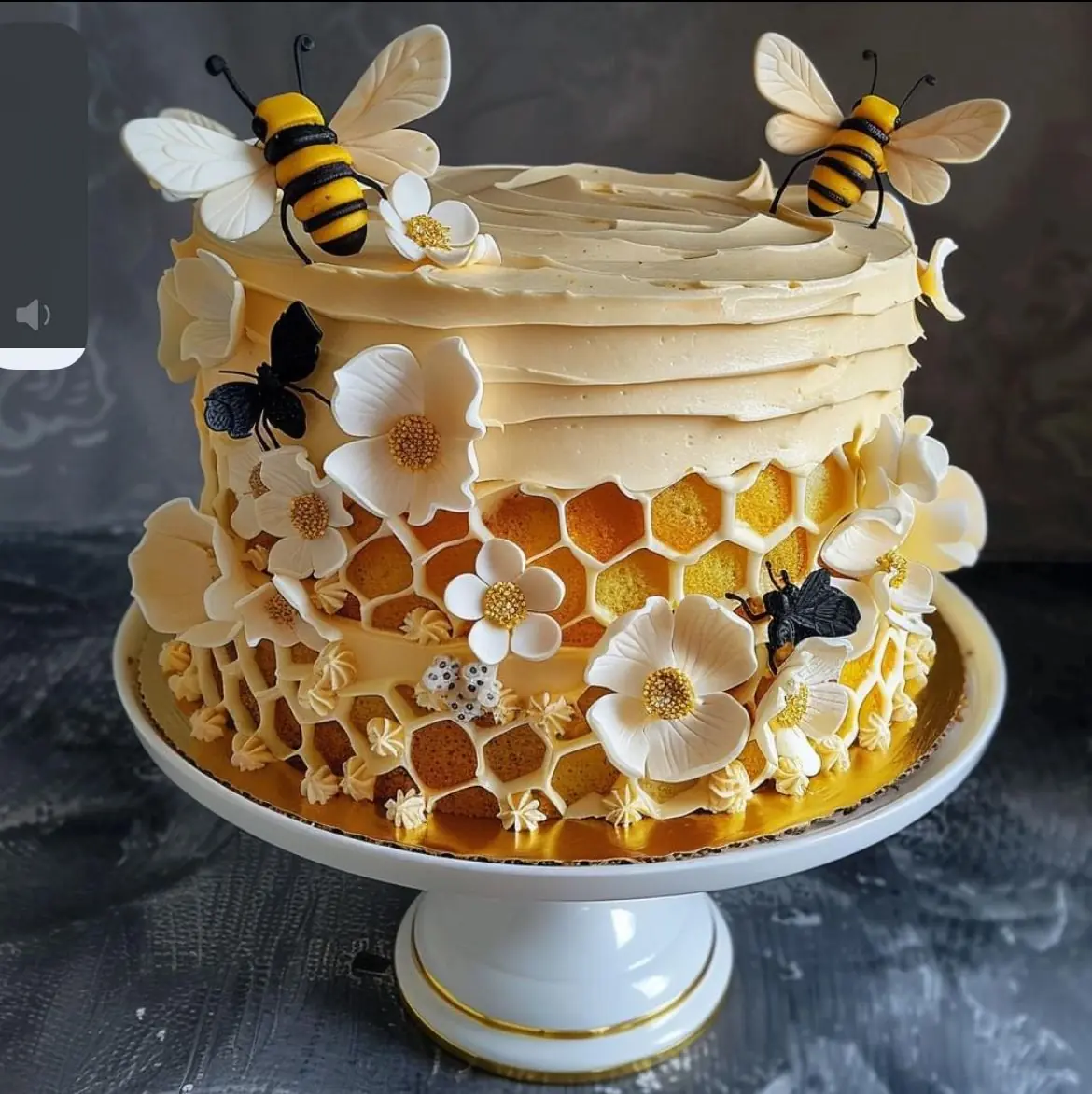 π― Bee-Themed Honeycomb Cake Recipe