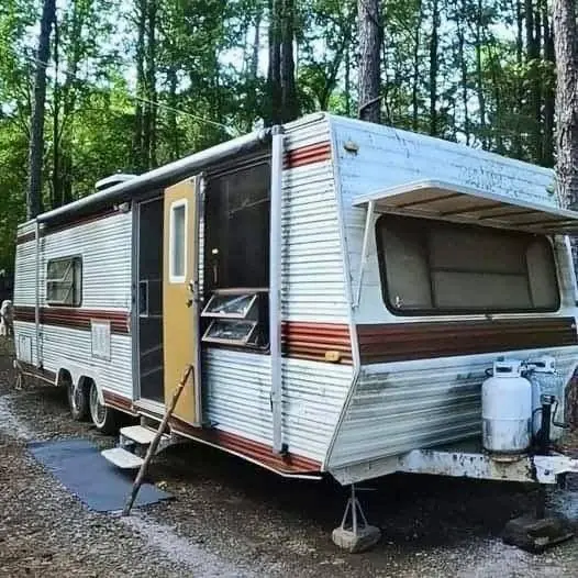 Homeless lady given free ‘ugly’ abandoned trailer, but wait till you see what she made of it