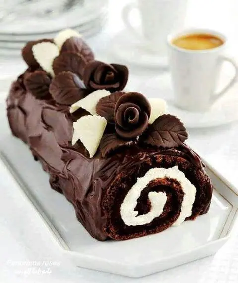 Chocolate Swiss Roll with Ganache & Decorative Roses 🍫🌹