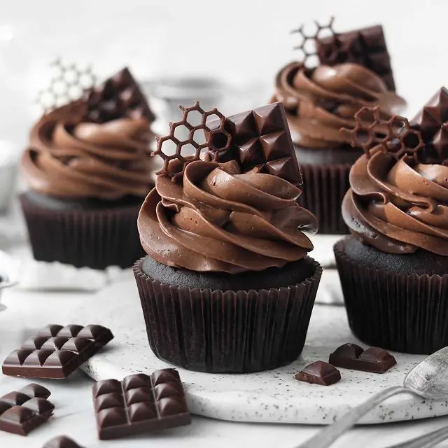 Decadent Chocolate Cupcakes with Chocolate Ganache Frosting 📝 Ingredients