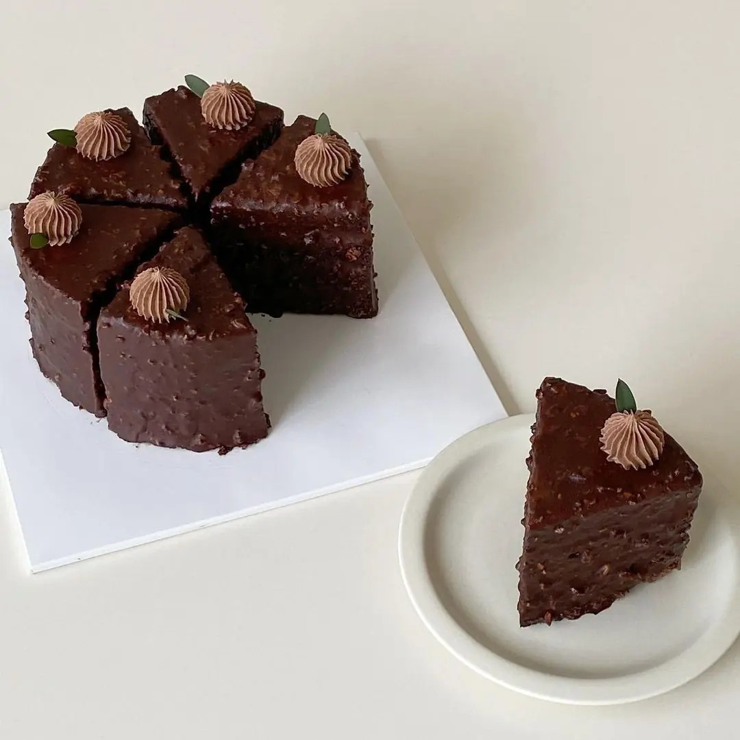 🍫 Chocolate Fudge Cake with Ganache & Cocoa Cream