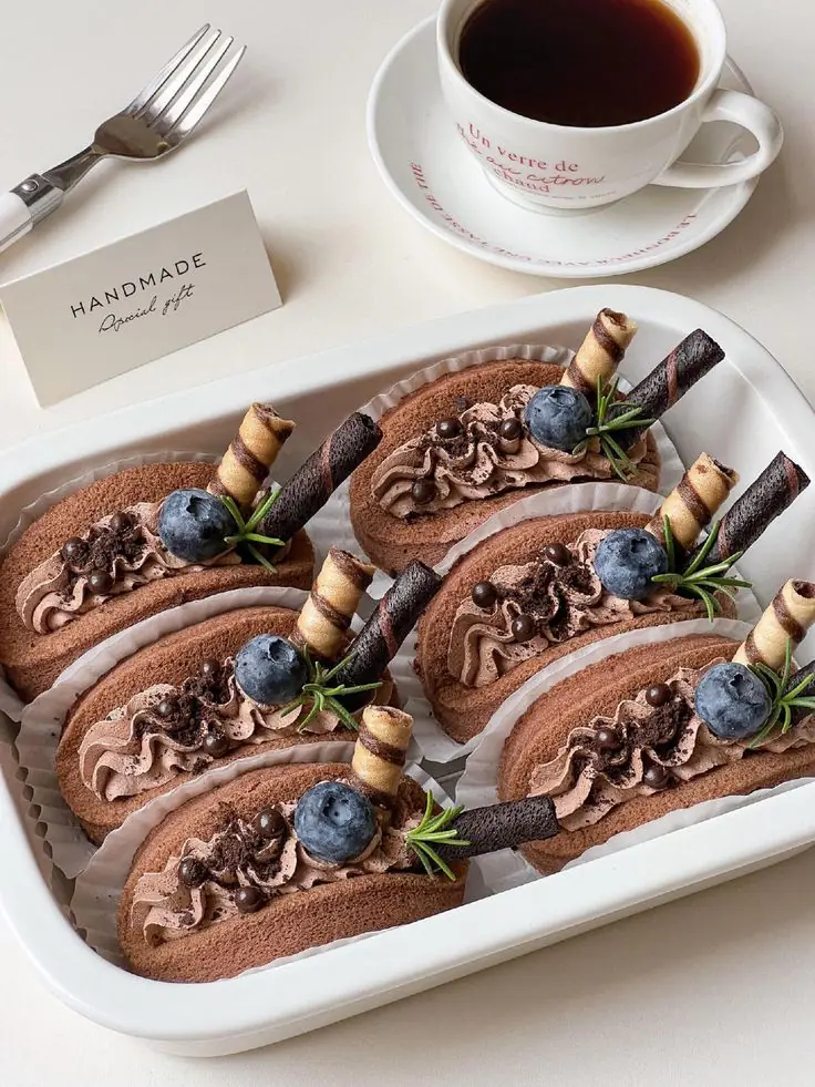 Mini Chocolate Roll Cake with Blueberry & Wafer