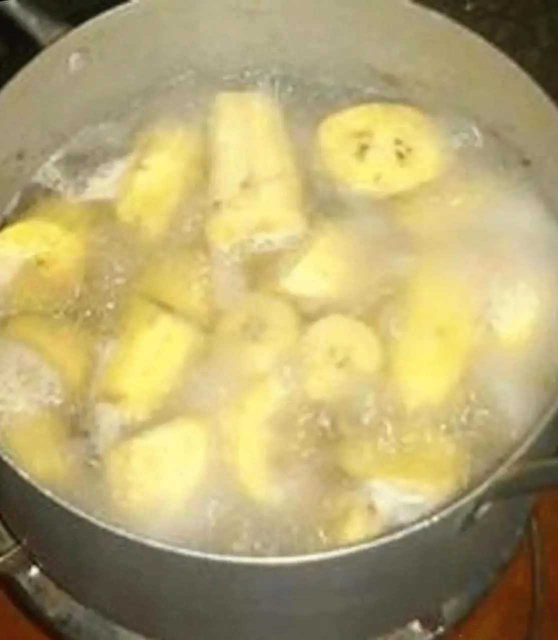 Banana Tea: Should You Try It? (Nutrition, Benefits, Recipe)